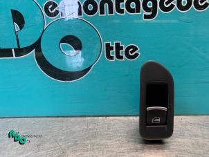 Gebruikte Raam schakelaar elektrisch Volkswagen Golf VI (5K1) 1.4 TSI 122 16V Prijs € 10,00 Margeregeling aangeboden door Autodemontagebedrijf Otte