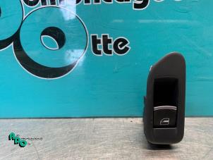 Gebruikte Raam schakelaar elektrisch Volkswagen Golf VI (5K1) 1.4 TSI 122 16V Prijs € 10,00 Margeregeling aangeboden door Autodemontagebedrijf Otte