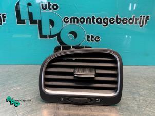 Gebruikte Luchtrooster Dashboard Volkswagen Golf VI (5K1) 1.4 TSI 122 16V Prijs € 15,00 Margeregeling aangeboden door Autodemontagebedrijf Otte