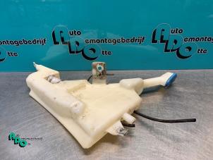 Gebruikte Ruitensproeiertank voor BMW Mini One/Cooper (R50) 1.6 16V Cooper Prijs € 15,00 Margeregeling aangeboden door Autodemontagebedrijf Otte