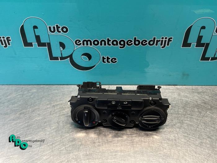 Kachel Bedieningspaneel van een Volkswagen Golf V (1K1) 1.9 TDI 2005