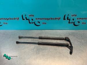 Gebruikte Set Gasdempers Achterklep BMW 1 serie (E87/87N) 118d 16V Prijs € 20,00 Margeregeling aangeboden door Autodemontagebedrijf Otte