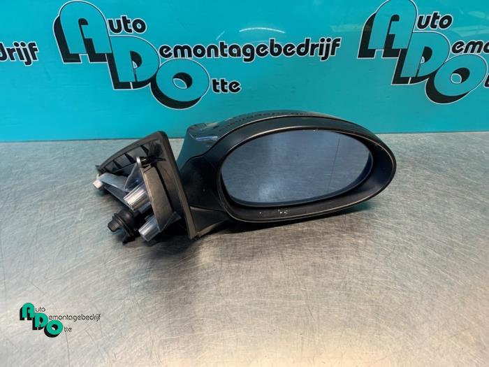 Buitenspiegel rechts van een BMW 1 serie (E87/87N) 118d 16V 2006