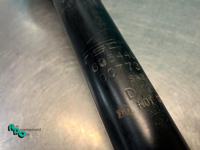 Schokdemperpoot links-achter van een Volkswagen Golf III Cabrio Restyling (1E7) 1.8 Kat. 2000