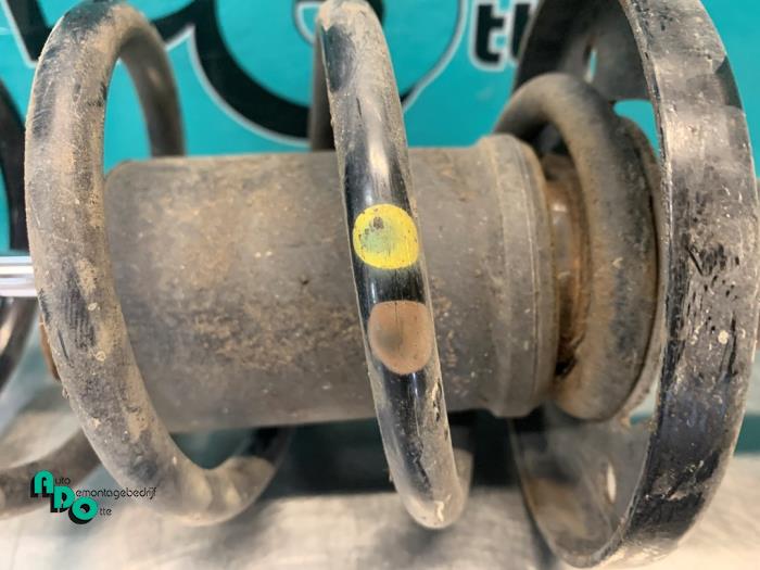 Schokdemperpoot links-achter van een Volkswagen Golf III Cabrio Restyling (1E7) 1.8 Kat. 2000