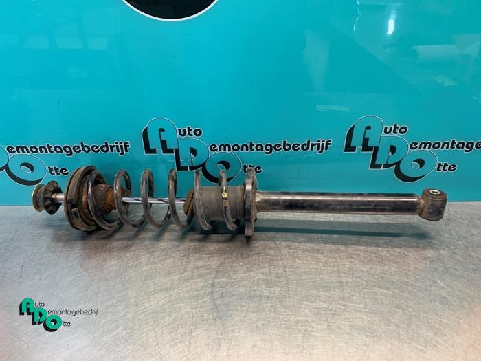 Schokdemperpoot links-achter van een Volkswagen Golf III Cabrio Restyling (1E7) 1.8 Kat. 2000