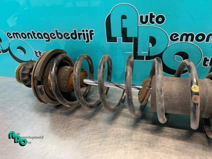 Schokdemperpoot links-achter van een Volkswagen Golf III Cabrio Restyling (1E7) 1.8 Kat. 2000