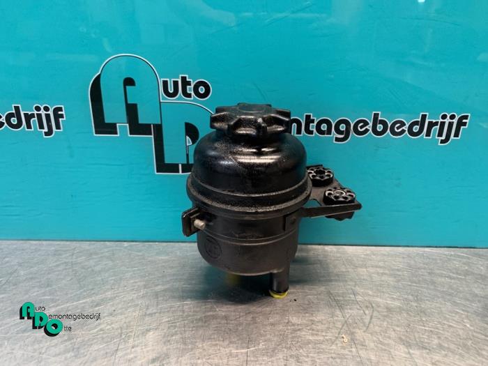 Gebruikte Servo Oliereservoir BMW 1 serie (E87/87N) 118d 16V Prijs € 10,00 Margeregeling aangeboden door Autodemontagebedrijf Otte