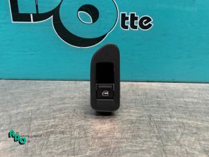 Gebruikte Raam schakelaar elektrisch Volkswagen Golf VI (5K1) 1.4 TSI 122 16V Prijs € 10,00 Margeregeling aangeboden door Autodemontagebedrijf Otte