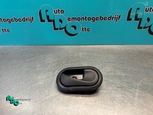 Gebruikte Portiergreep 4Deurs rechts-voor Dacia Sandero I (BS) 1.6 Prijs € 10,00 Margeregeling aangeboden door Autodemontagebedrijf Otte