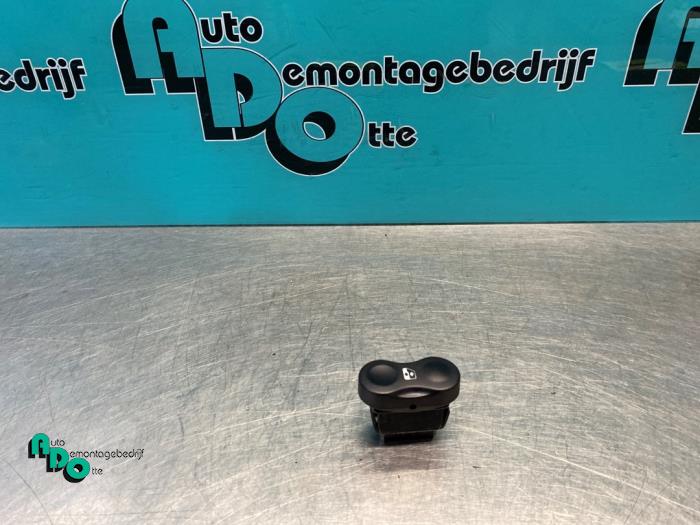 Gebruikte Elektrisch Raam Schakelaar Dacia Sandero I (BS) 1.6 Prijs € 10,00 Margeregeling aangeboden door Autodemontagebedrijf Otte