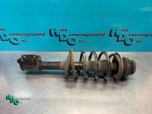 Gebruikte Schokdemperpoot links-voor Dacia Sandero I (BS) 1.6 Prijs € 50,00 Margeregeling aangeboden door Autodemontagebedrijf Otte