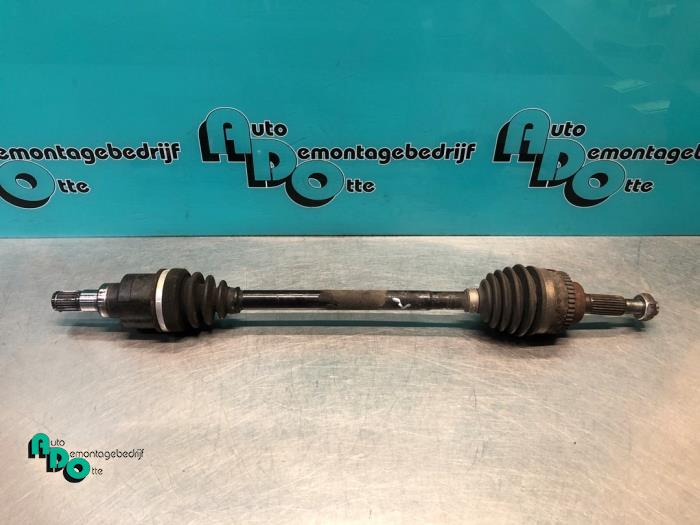 Gebruikte Steekas links-voor Nissan Pixo (D31S) 1.0 12V Prijs € 25,00 Margeregeling aangeboden door Autodemontagebedrijf Otte