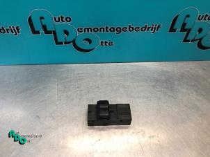 Gebruikte Ruit schakelaar elektrisch Nissan Micra (K12) 1.2 16V Prijs € 20,00 Margeregeling aangeboden door Autodemontagebedrijf Otte