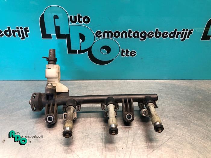 Gebruikte Injector brug Peugeot 107 1.0 12V Prijs € 20,00 Margeregeling aangeboden door Autodemontagebedrijf Otte
