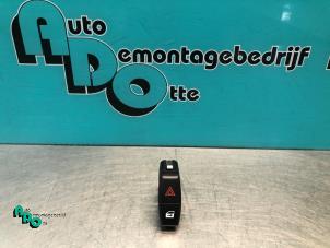 Gebruikte Gevarenlicht Schakelaar BMW 5 serie (E60) 525i 24V Prijs € 10,00 Margeregeling aangeboden door Autodemontagebedrijf Otte