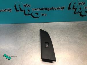 Gebruikte Ruit schakelaar elektrisch BMW 5 serie (E60) 525i 24V Prijs € 20,00 Margeregeling aangeboden door Autodemontagebedrijf Otte