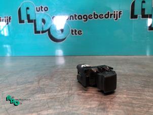 Gebruikte Schakelaar Elektrisch Raam Mitsubishi Space Star (A0) 1.0 12V Prijs € 10,00 Margeregeling aangeboden door Autodemontagebedrijf Otte