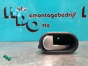 Gebruikte Portiergreep 4Deurs links-voor Ford Fusion 1.4 16V Prijs € 10,00 Margeregeling aangeboden door Autodemontagebedrijf Otte