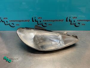 Gebruikte Rechter Koplamp Peugeot 206 (2A/C/H/J/S) 1.4 XR,XS,XT,Gentry Prijs € 20,00 Margeregeling aangeboden door Autodemontagebedrijf Otte