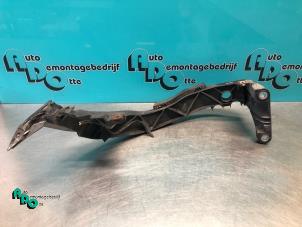 Gebruikte Koplampframe links BMW 1 serie (E87/87N) 118d 16V Prijs € 25,00 Margeregeling aangeboden door Autodemontagebedrijf Otte