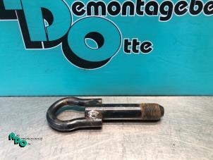 Gebruikte Sleepoog voor Toyota Yaris (P1) 1.0 16V VVT-i Prijs € 10,00 Margeregeling aangeboden door Autodemontagebedrijf Otte