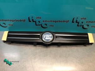Gebruikte Grille Fiat Panda (169) 1.2 Fire Prijs € 20,00 Margeregeling aangeboden door Autodemontagebedrijf Otte