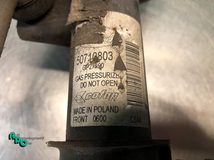 Schokdemperpoot links-voor van een Ford Ka II 1.2 2010