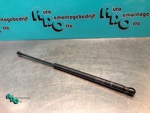 Gebruikte Kofferdekseldemper rechts-achter Toyota Aygo (B10) 1.0 12V VVT-i Prijs € 5,00 Margeregeling aangeboden door Autodemontagebedrijf Otte