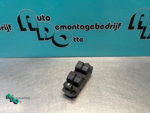 Gebruikte Raam schakelaar elektrisch Mazda Premacy 1.8 16V Prijs € 20,00 Margeregeling aangeboden door Autodemontagebedrijf Otte