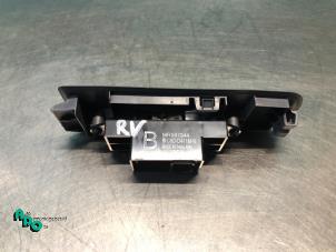 Gebruikte Elektrisch Raam Schakelaar Mitsubishi Colt (Z2/Z3) 1.3 16V Prijs € 10,00 Margeregeling aangeboden door Autodemontagebedrijf Otte