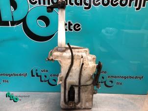 Gebruikte Ruitensproeiertank voor Mitsubishi Colt (Z2/Z3) 1.5 16V CZ3 Prijs € 15,00 Margeregeling aangeboden door Autodemontagebedrijf Otte