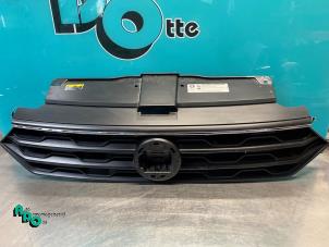 Gebruikte Grille Volkswagen T-Roc 1.5 TSI Evo BMT 4Motion 16V Prijs € 50,00 Margeregeling aangeboden door Autodemontagebedrijf Otte