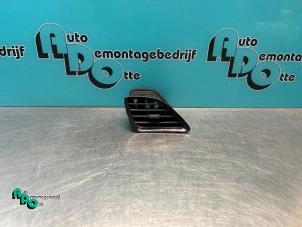 Gebruikte Luchtrooster Dashboard Opel Karl 1.0 12V Prijs € 10,00 Margeregeling aangeboden door Autodemontagebedrijf Otte