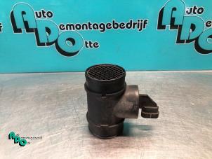 Gebruikte Luchtmassameter Opel Astra H (L48) 1.6 16V Twinport Prijs € 10,00 Margeregeling aangeboden door Autodemontagebedrijf Otte