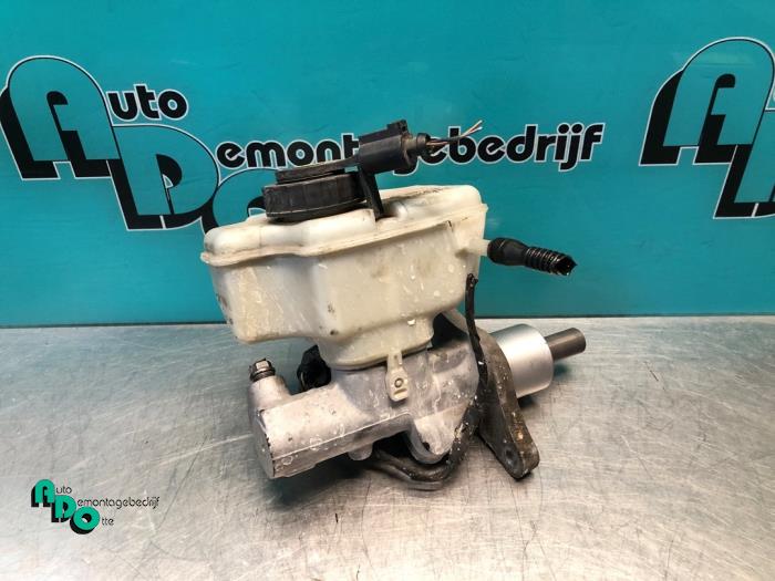 Gebruikte Hoofdremcilinder Volkswagen Golf VI (5K1) 2.0 TDI 16V Prijs € 10,00 Margeregeling aangeboden door Autodemontagebedrijf Otte