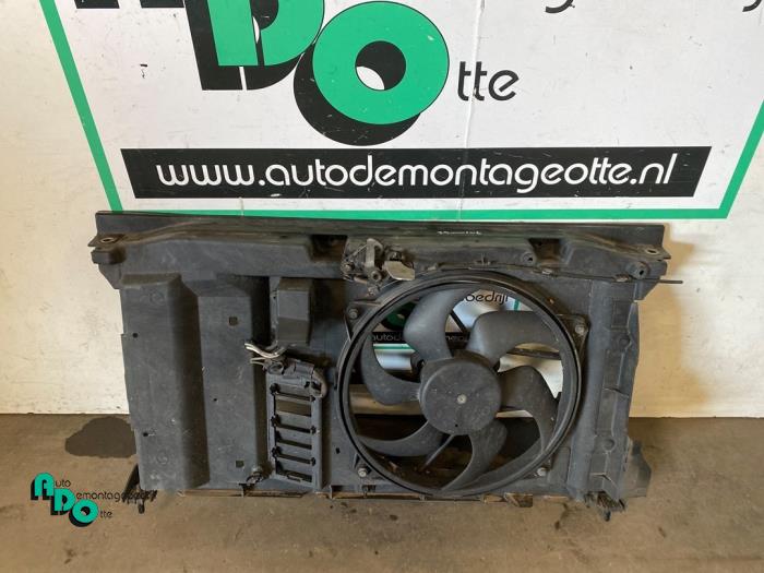 Gebruikte Frontpaneel Peugeot 307 CC (3B) 2.0 16V Prijs € 35,00 Margeregeling aangeboden door Autodemontagebedrijf Otte