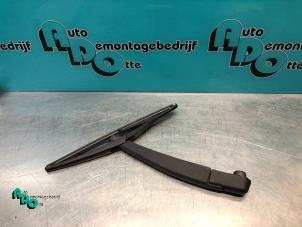 Gebruikte Ruitenwisserarm achter Renault Twingo II (CN) 1.2 16V Prijs € 10,00 Margeregeling aangeboden door Autodemontagebedrijf Otte