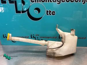 Gebruikte Ruitensproeiertank voor Renault Trafic New (FL) 2.0 dCi 16V 90 Prijs € 25,00 Margeregeling aangeboden door Autodemontagebedrijf Otte