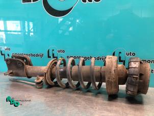 Gebruikte Mac Phersonpoot rechts-voor Renault Trafic New (FL) 2.0 dCi 16V 90 Prijs € 35,00 Margeregeling aangeboden door Autodemontagebedrijf Otte