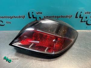 Gebruikte Achterlicht rechts Opel Astra H GTC (L08) 1.4 16V Twinport Prijs € 40,00 Margeregeling aangeboden door Autodemontagebedrijf Otte