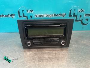 Gebruikte Radio CD Speler Volkswagen Golf VI (5K1) 2.0 TDI 16V Prijs € 25,00 Margeregeling aangeboden door Autodemontagebedrijf Otte