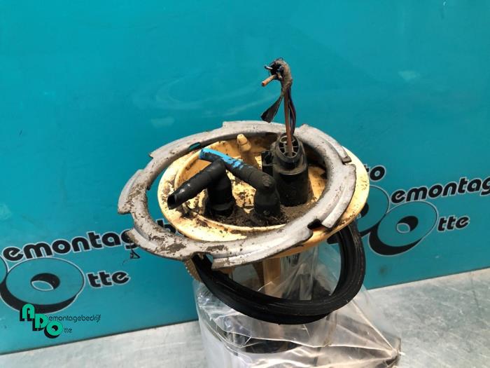 Brandstofpomp Elektrisch van een Volkswagen Golf VI (5K1) 2.0 TDI 16V 2008