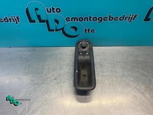 Gebruikte Raam schakelaar elektrisch Renault Twingo II (CN) 1.2 16V Prijs € 10,00 Margeregeling aangeboden door Autodemontagebedrijf Otte