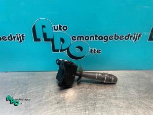 Gebruikte Ruitenwis Schakelaar Renault Twingo II (CN) 1.2 16V Prijs € 10,00 Margeregeling aangeboden door Autodemontagebedrijf Otte