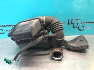 Gebruikte Luchtfilterhuis Mitsubishi Colt (Z2/Z3) 1.3 16V Prijs € 20,00 Margeregeling aangeboden door Autodemontagebedrijf Otte