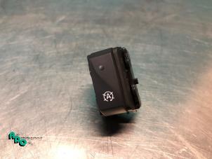 Gebruikte Start/Stop schakelaar Renault Clio IV (5R) 0.9 Energy TCE 90 12V Prijs € 10,00 Margeregeling aangeboden door Autodemontagebedrijf Otte