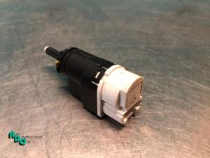 Gebruikte Schakelaar Remlicht Renault Clio IV (5R) 0.9 Energy TCE 90 12V Prijs € 10,00 Margeregeling aangeboden door Autodemontagebedrijf Otte