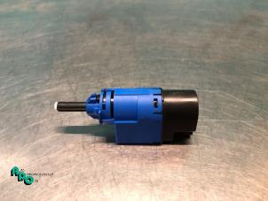 Gebruikte Koppeling schakelaar Renault Clio IV (5R) 0.9 Energy TCE 90 12V Prijs € 5,00 Margeregeling aangeboden door Autodemontagebedrijf Otte