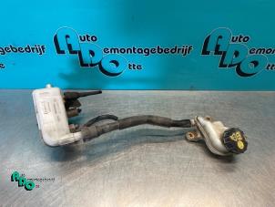 Gebruikte Hoofdremcilinder Ford Fiesta 6 (JA8) 1.25 16V Prijs € 20,00 Margeregeling aangeboden door Autodemontagebedrijf Otte